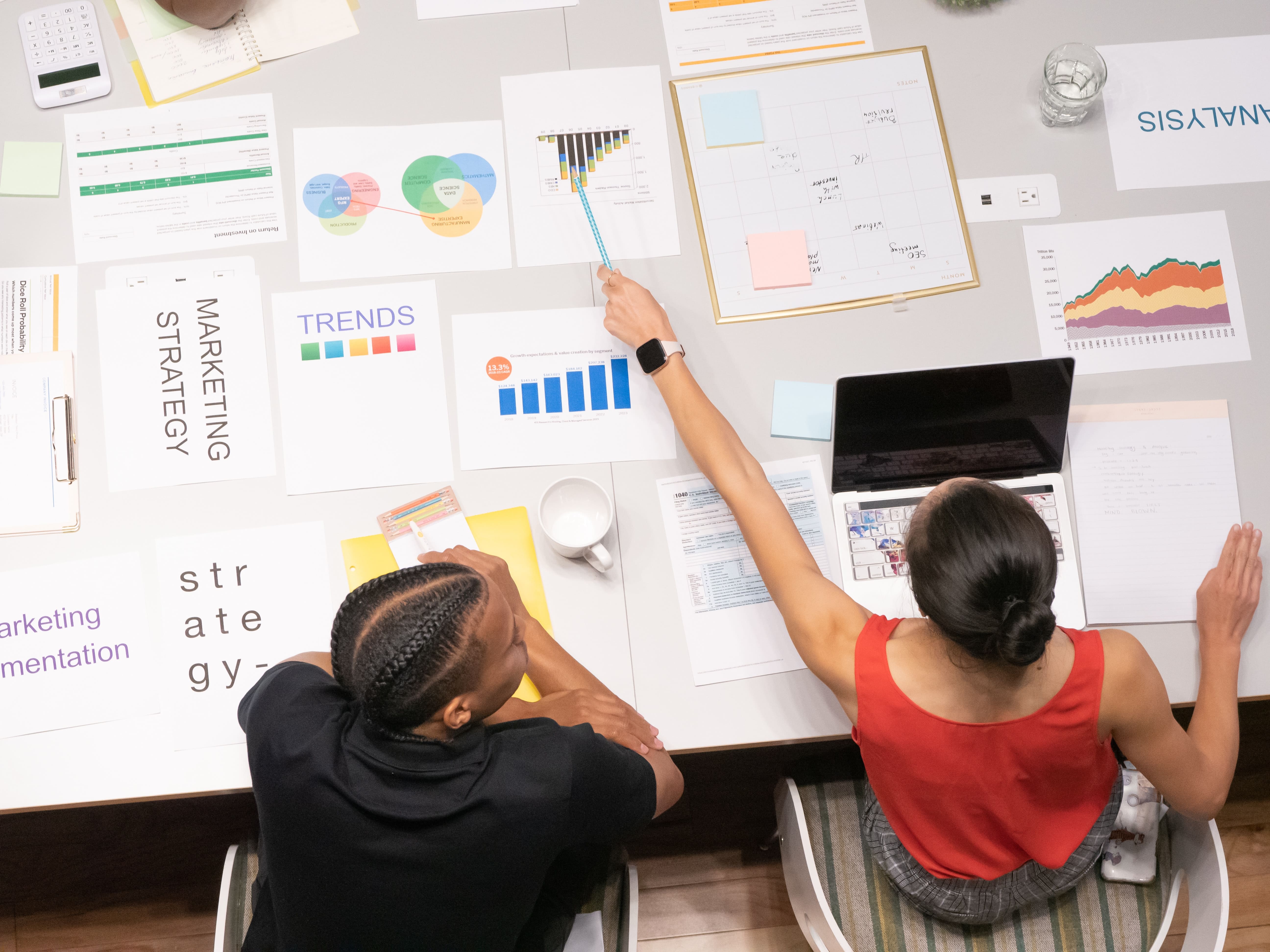 femmes qui regardent des statistiques