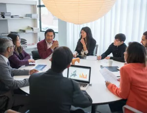 Groupe de personnes réunis autour d'une table pour travailler