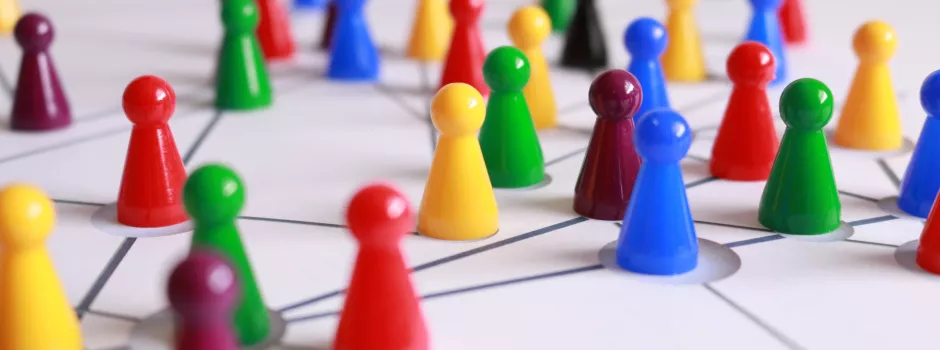 pions multicolores représentant le leadership