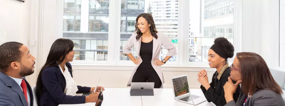 Réunion en entreprise avec une femme se démarquant comme leader du groupe