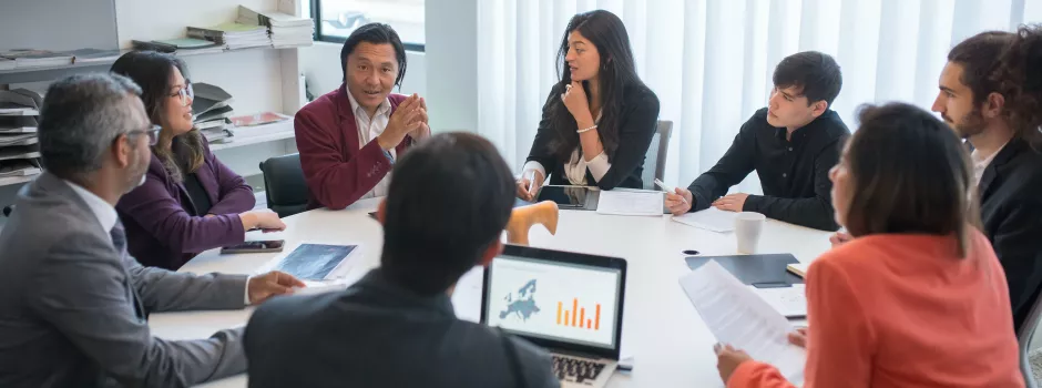 Groupe de personnes réunis autour d'une table pour travailler