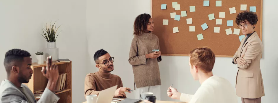 Collaborateurs en train de travailler ensemble