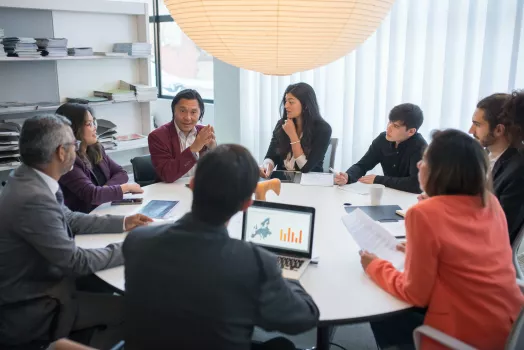 Groupe de personnes réunis autour d'une table pour travailler