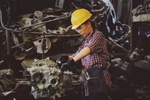 femme en train de travailler dans une usine