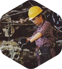 femme en train de travailler dans une usine